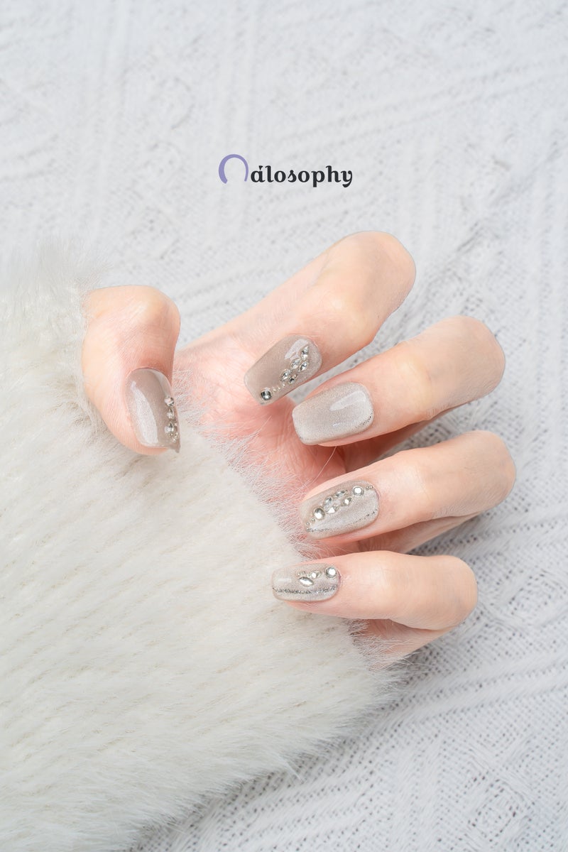 Nailosophy أظافر جل مصنوعة يدويًا باللون الشمبانيا مع تأثير عين القط وزخارف كريستالية | شكل مربع - Image 3